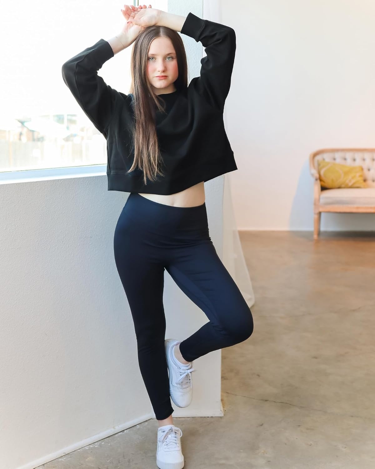 Stelle Cropped Sweatshirts for Women Cotton Long Sleeve Crop Tops Crewneck Pullover Oversized Sweater(Black)