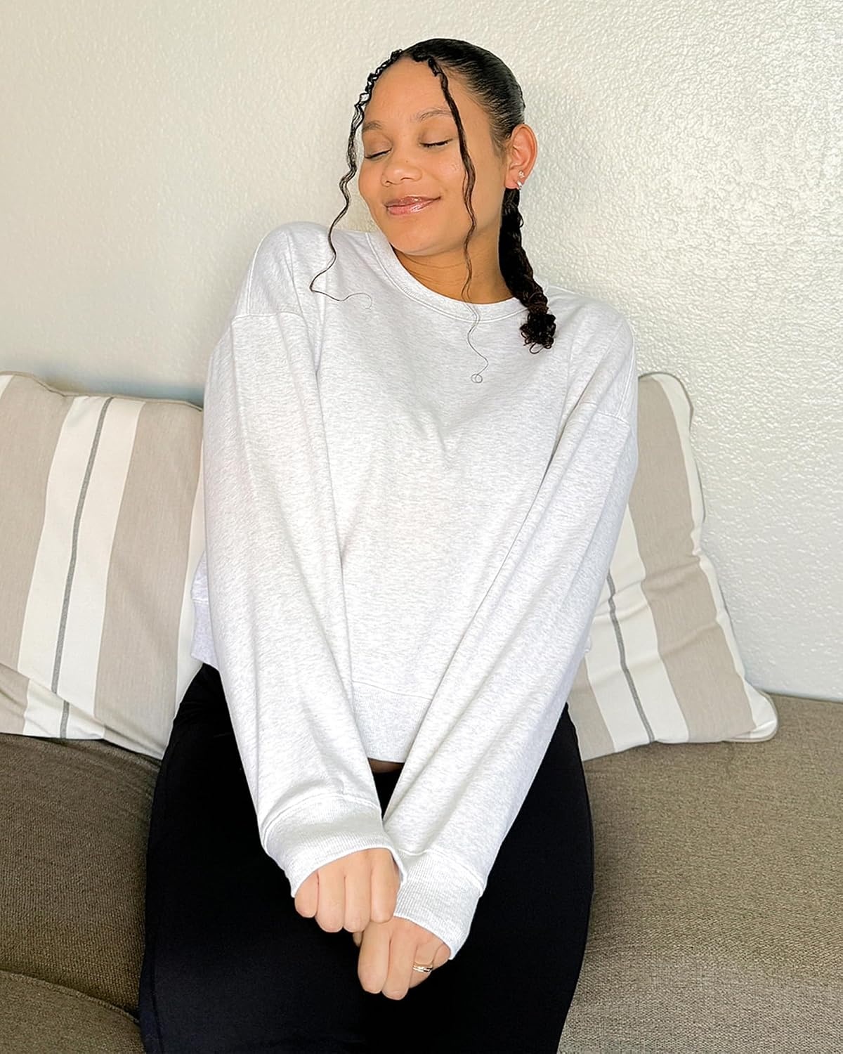 Stelle Cropped Sweatshirts for Women Cotton Long Sleeve Crop Tops Crewneck Pullover Oversized Sweater(Ultra Light Grey)
